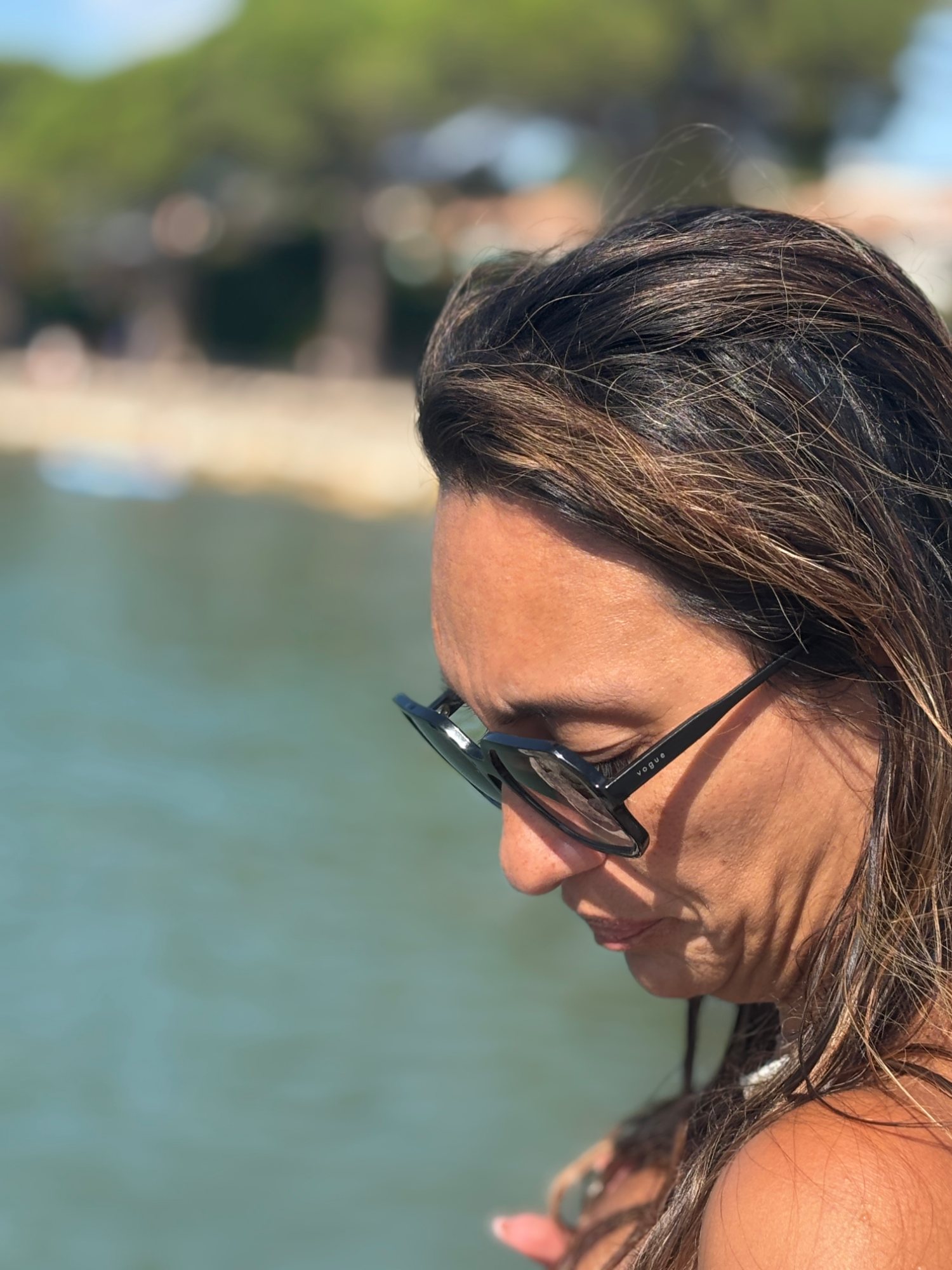 Yamile di profilo, acqua sfocata alle spalle