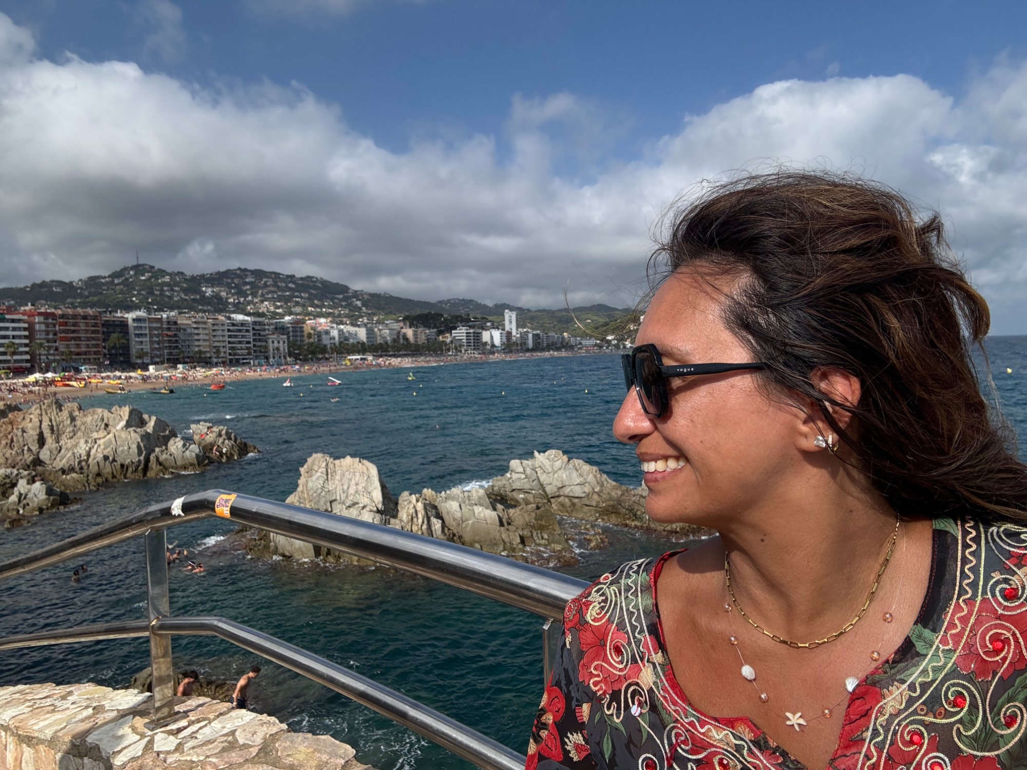 Yamile di profilo davanti alla baia