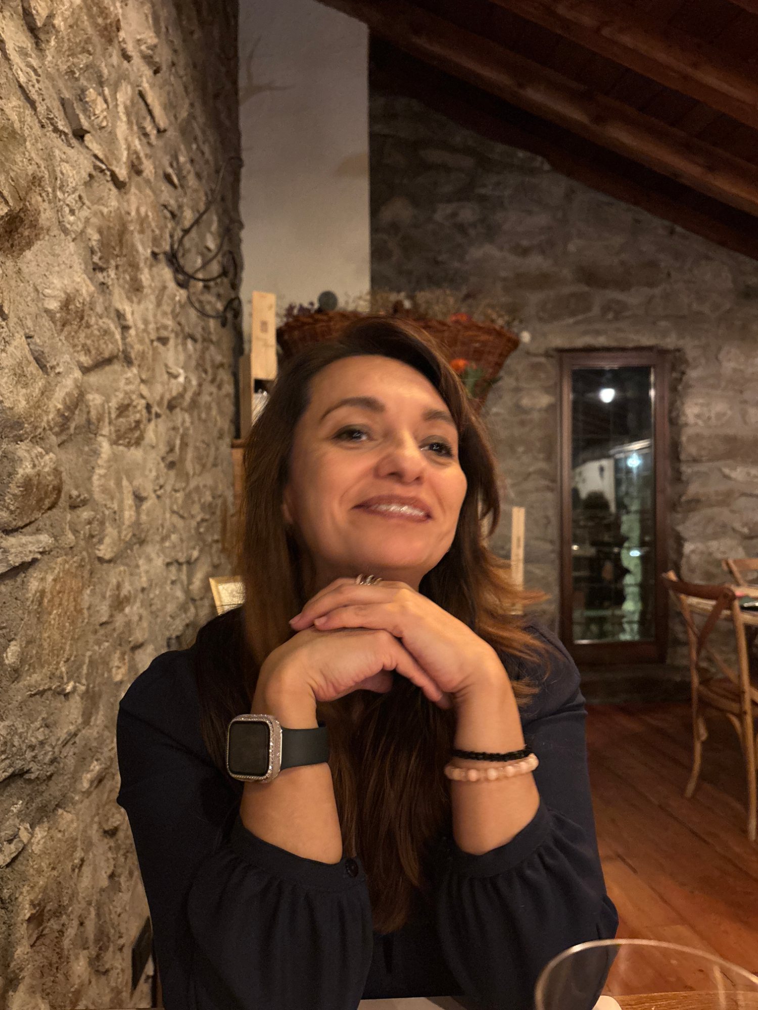 Yamile a tavola, mani sotto il mento