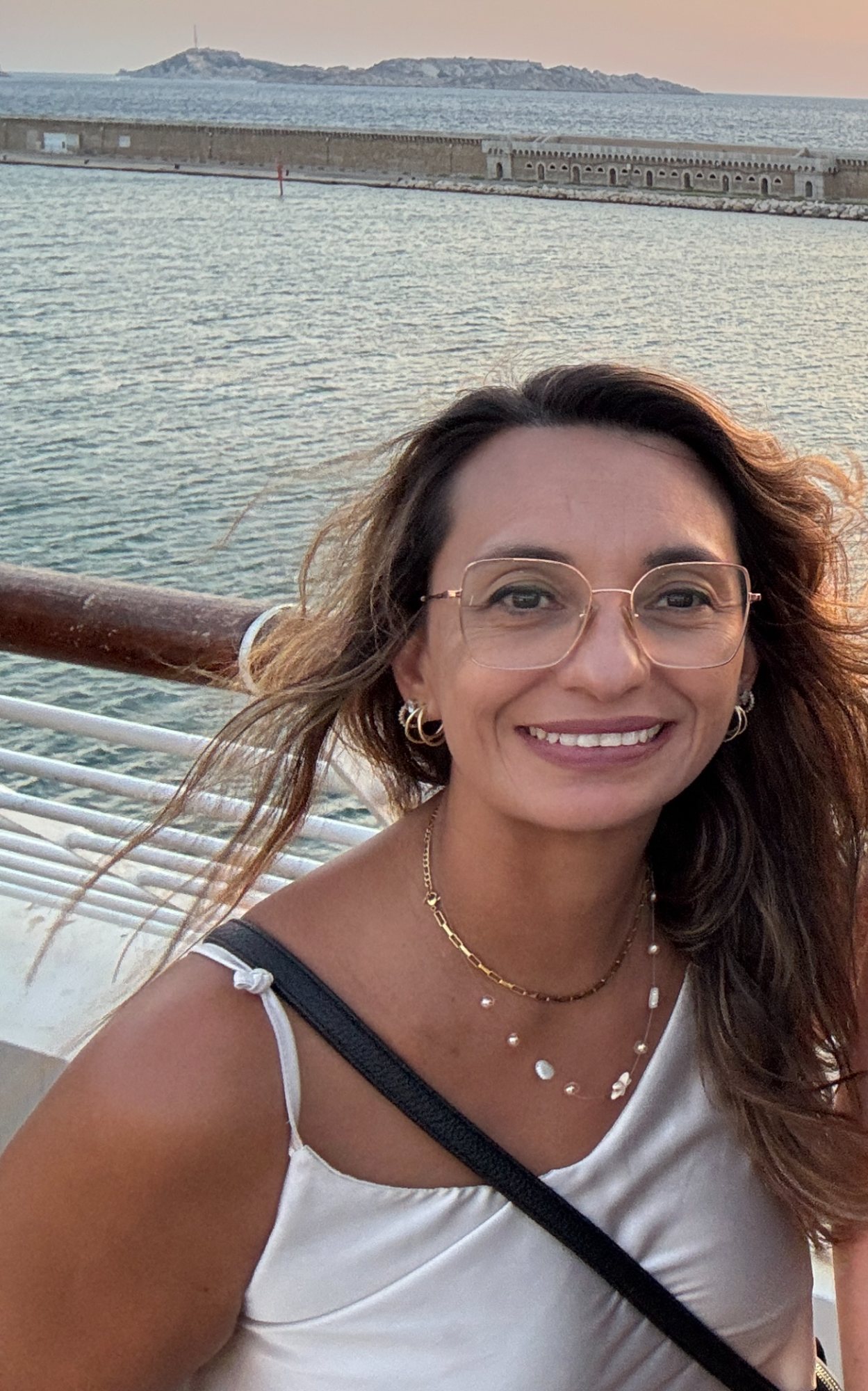 Yamile al tramonto sul mare