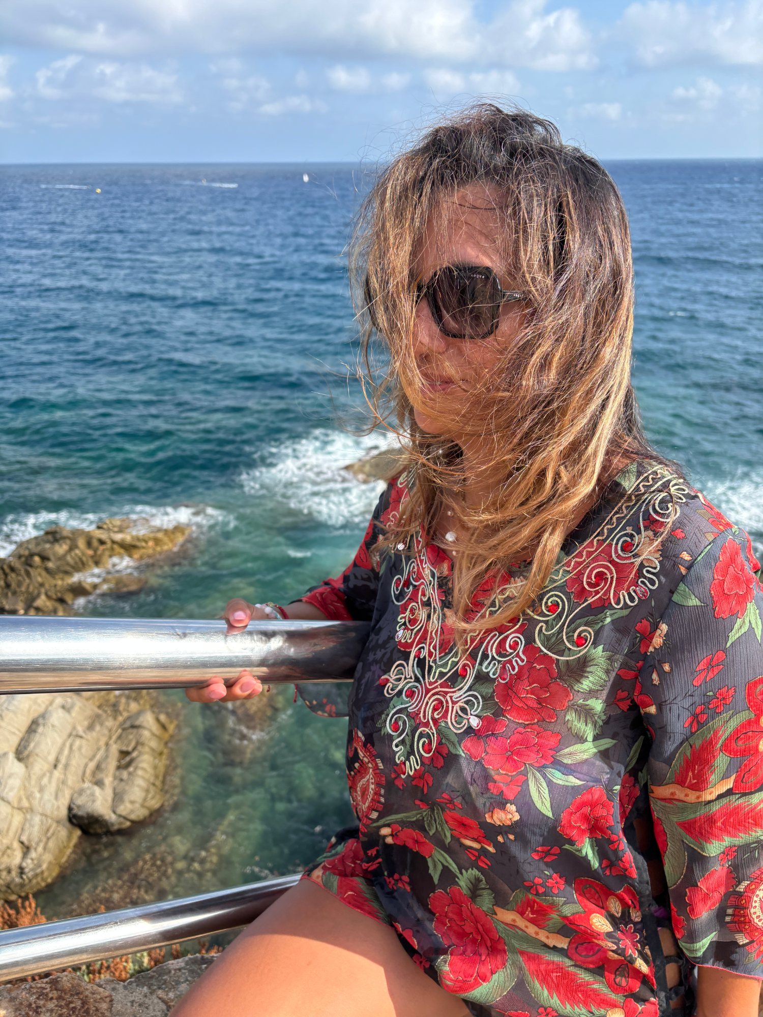 Yamile con il vento nei capelli davanti al mare